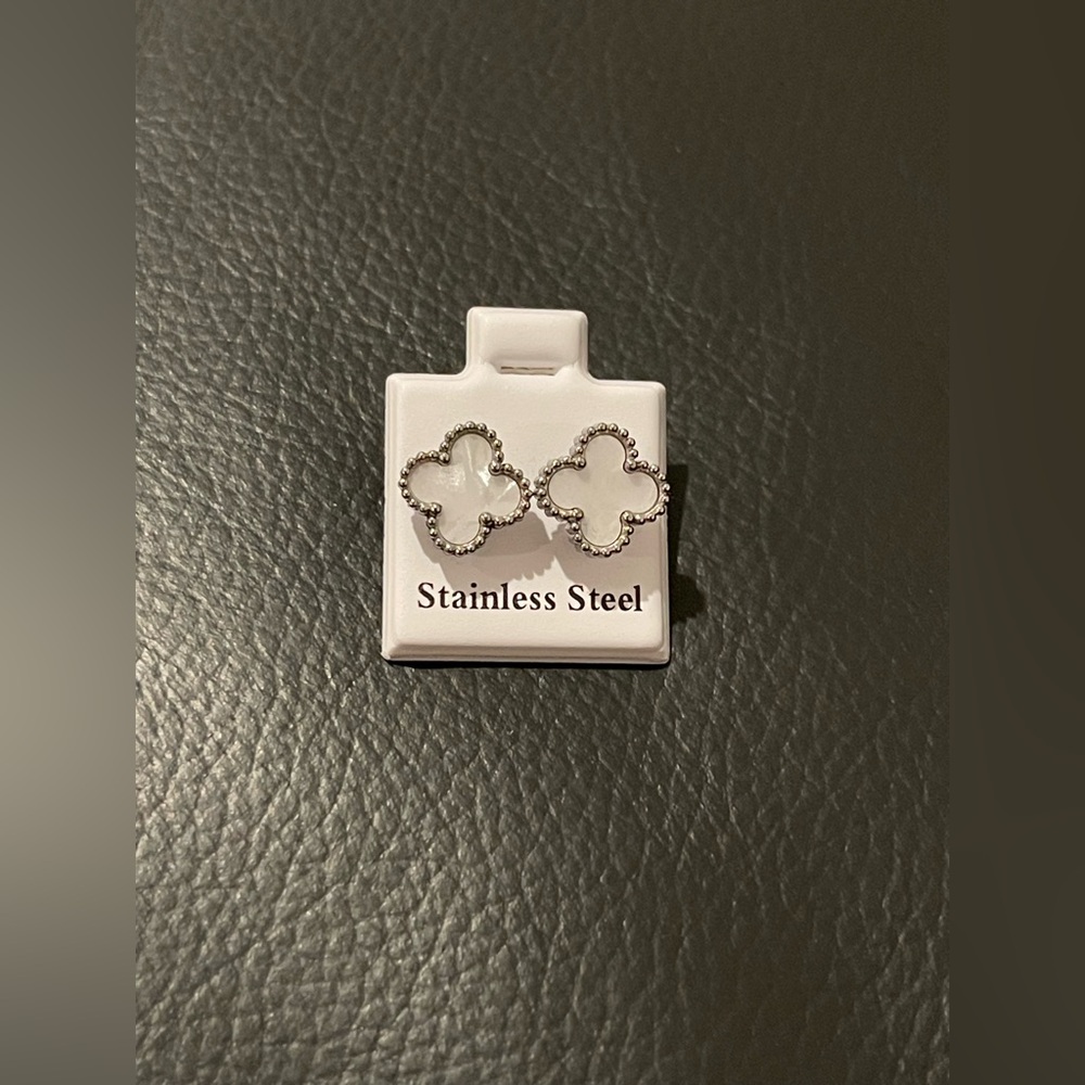 Clover Earrings White and Silver